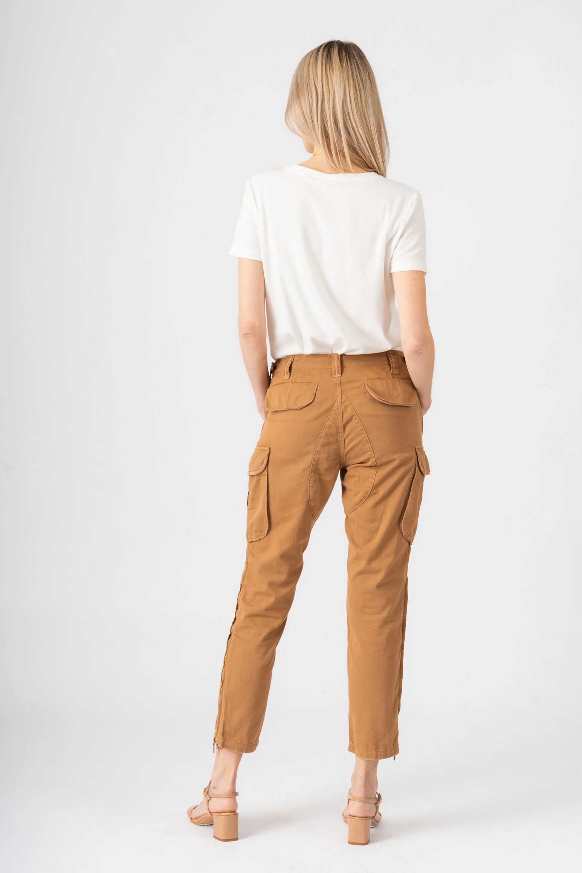 Easy fit cargo pants in Camel