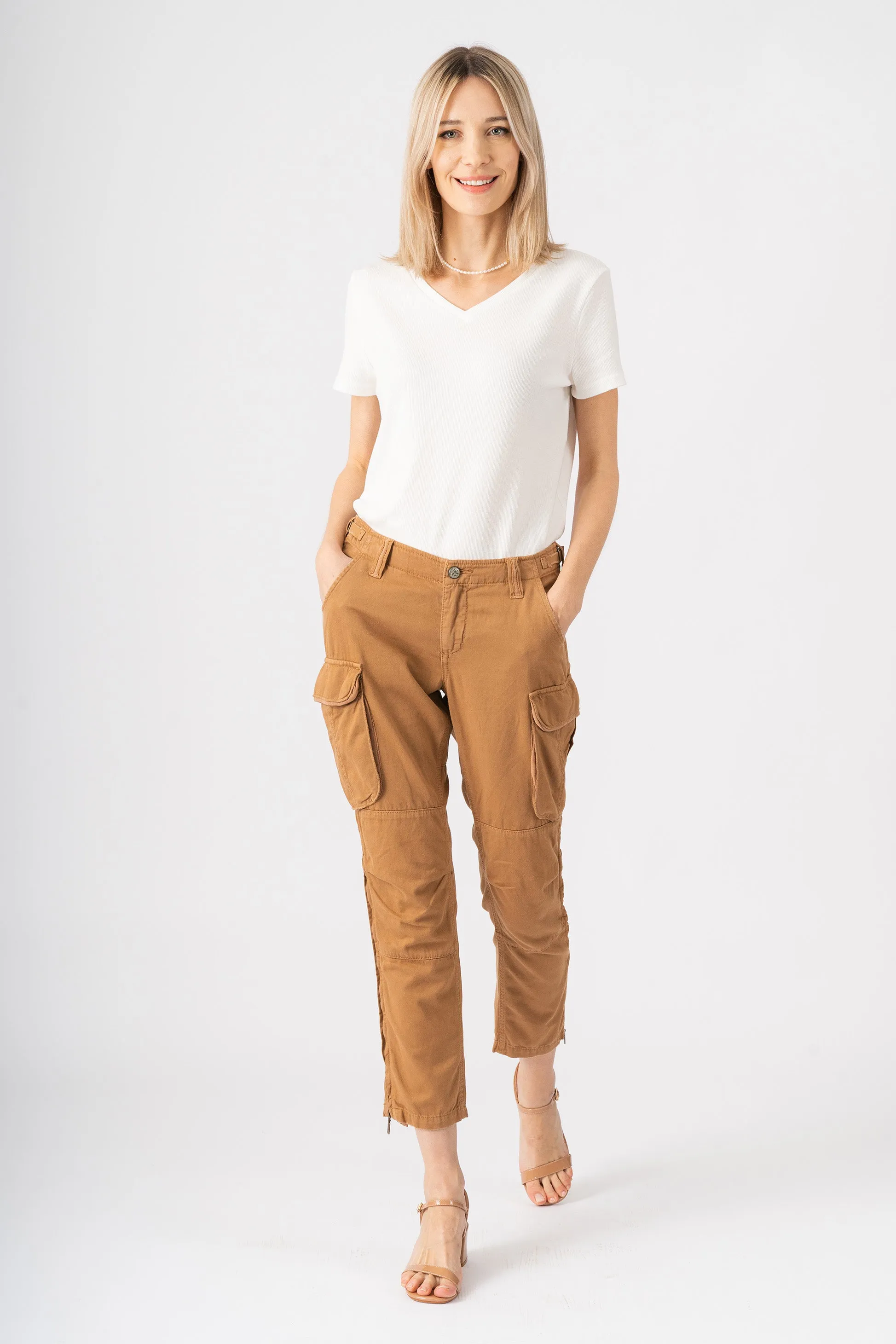 Easy fit cargo pants in Camel